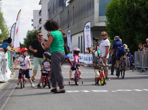 Les enfants des écoles de VELO et les jeux
